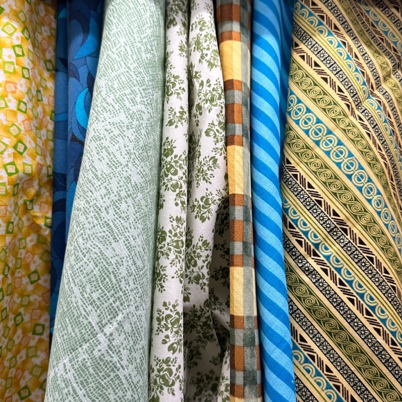 Fat Quarter 'Frogs in a Bog' 10 Piece Quilt Fabric Bundle, Green/Blue/Orange - Picture 5 of 7